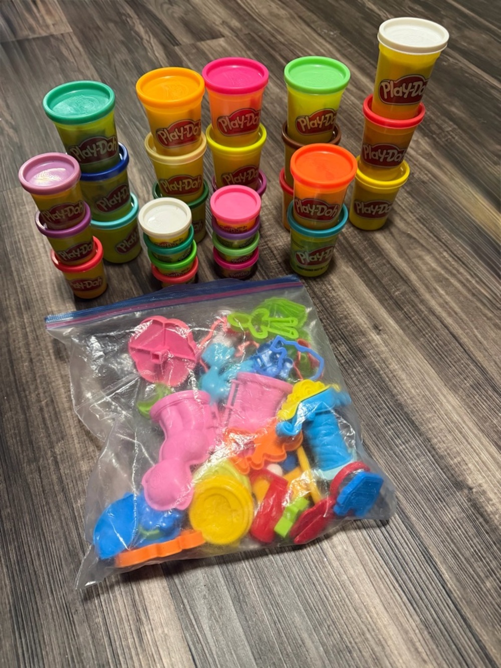 Assorted Play-Doh Multi Color Bundle with Molding Accessories